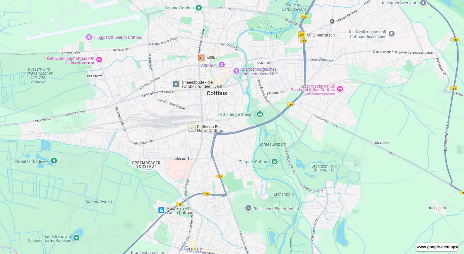 Map section of Cottbus and the surrounding area from Google Maps. The map shows urban areas, roads, lakes and green areas. Important points such as hotels, places of interest and traffic routes are marked. A large body of water is visible to the east, while rural areas can be seen to the west.